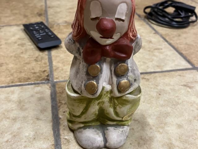 Kleine traurige Clownfigur aus Ton - 1